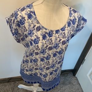 💛 (5/$25) Blue Pattern Top